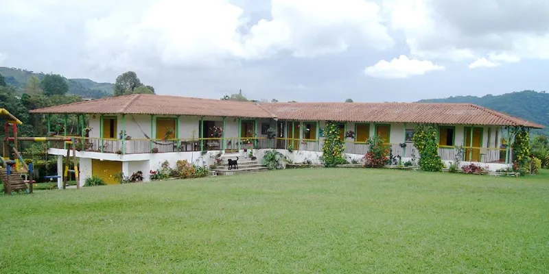 Vista general de Villa Gabriela: la casa y el jardín