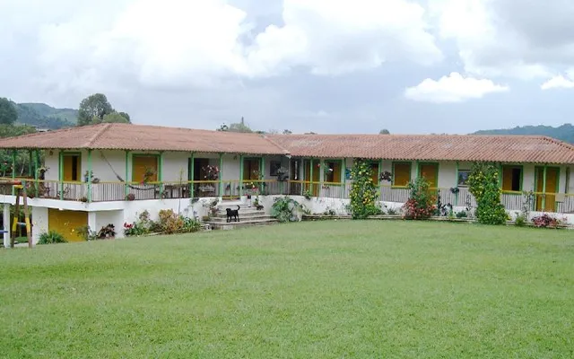 Vista general de Villa Gabriela: la casa y el jardín