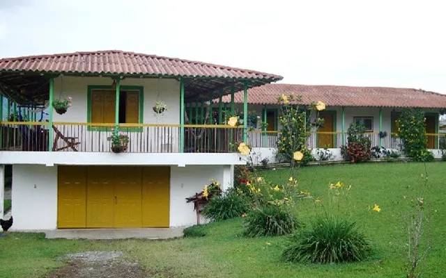Fachada principal de Villa Gabriela con los corredores y el jardín