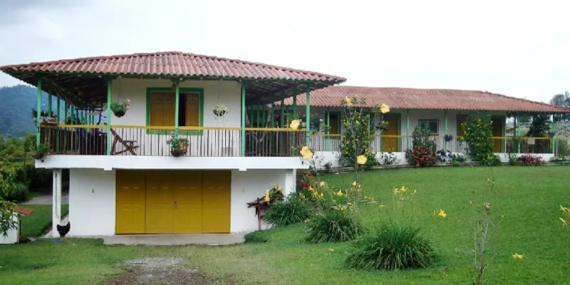 Fachada principal de Villa Gabriela con los corredores y el jardín