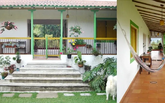 Corredor con hamaca y jardín interior de la casa